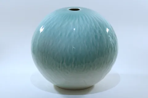 Spherical Vase Wind on Water
